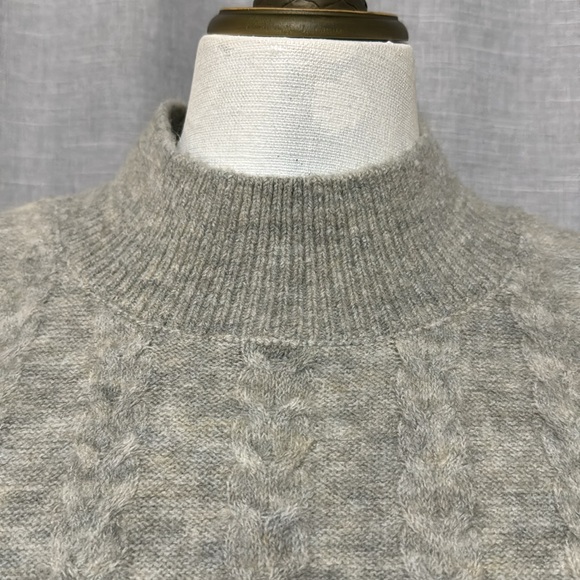 NWT New York & Co Sleeveless Sweater-Sz L-Cable Knit Detail-Grayish-Acrylic - Picture 4 of 15